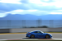 「ケイマンGT4」は0-100km/h加速が4.4秒、最高速が295km/hという動力性能を実現している。