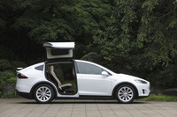 後席用ドアには「ファルコンウイングドア」と呼ばれる、跳ね上げ式のドアが採用されている。「スライドドアよりも狭いスペースで開けられる」のが売り。