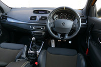 アルミペダルやレカロ製のバケットシートがおごられる「メガーヌR.S.」のインテリア。（A）