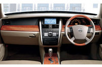 「モダンリビング」といっても、どの車種も同じデザインにはならない。「ティアナ」の場合は、広さ感を演出するため、ラグビーボール型のダッシュボードを採用した。