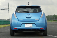 同じ「日産リーフ」の後ろ姿がこちら。タイヤの幅が細いうえ、径が大きくなった分だけ腰高になっているので、なんだか心細く感じる。
    