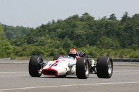 ロードレース世界GPとF1、二輪と四輪双方の最高峰でチャンピオンを獲得した唯一の男であるジョン・サーティースのドライブで、1967年イタリアGPで勝利した「RA300」。サーティースの発案により、開発期間短縮のためイギリスの「ローラ」のインディカー用シャシーを改造して用いたため、外国では「ホンドーラ」などとも呼ばれた。

（走行シーンが動画で見られます）