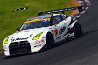 GT300クラスを制した、No.3 S Road NDDP GT-R（関口雄飛／千代勝正組）。