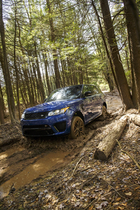 駆動システムには副変速機付きのフルタイム4WDを採用。車速が60km/h以下であれば、走行中でもローレンジとハイレンジの切り替えが可能となっている。