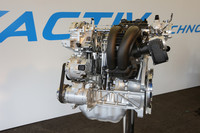 マツダの次世代環境型ガソリンエンジン「SKYACTIV-G 2.0」。高圧縮化と低フリクション化を突き詰め、従来型ユニットに比べ燃費向上とトルクアップを実現した。