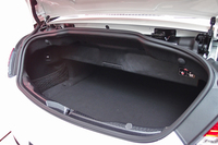 トランクルームの容量は、ソフトトップオープン時で285リッター。後席の背もたれを倒すことで、長尺物にも対応できる。