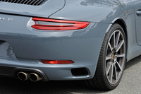 今回の改良ではエクステリアデザインも変更。リアまわりでは、新デザインのテールランプと、バンパーの両端に設けられたインタークーラー用の排出ベントが新型の特徴だ。