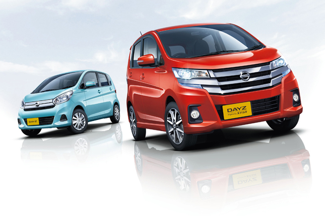 「日産デイズ ハイウェイスター」（手前）と「デイズ」（奥）。