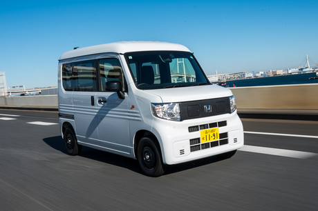 「ホンダN-VAN e：」は働く現場の声をくみ上げて開発された電気自動車の軽商用バンだが、個人ユースを想定...