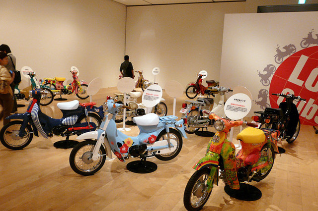 著名人デザインの スーパーカブ 60台以上が六本木に ニュース Webcg