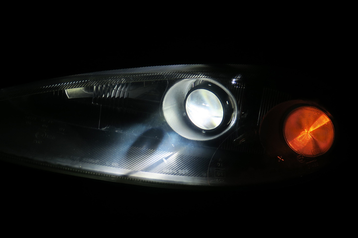 レンズの洗浄ですっかり明るさを取り戻したヘッドランプ。「ワタシのクルマ、こんなにヘッドランプが明るかった＆白かったのか……」と感慨もひとしお。