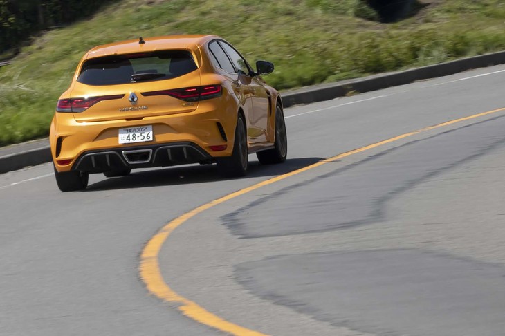 「メガーヌR.S.」は「4コントロール」と名づけられた4輪操舵システムを装備。優れた旋回性と走行安定性を実現する。