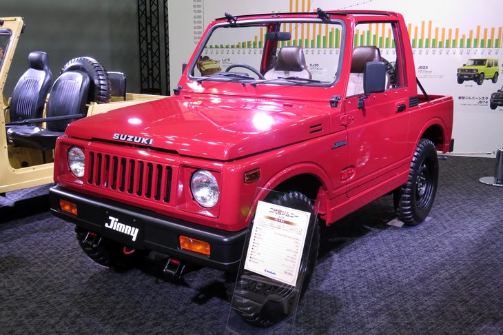 1981年から1998年まで販売された2代目「スズキ・ジムニー」。エンジンやボディー、足まわりにたびたび大幅改良を受けた世代で、写真の最初期型（SJ30）と最終型（JA12／JA22）とでは、デザインも含め、全く違うクルマとなっていた。