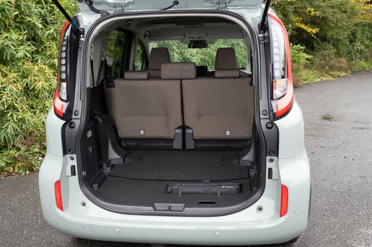 3列目シートは畳んで2列目シートの下に格納できる。