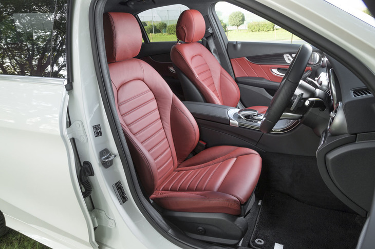 テスト車はパッケージオプション「レザーエクスクルーシブパッケージ」の装着により、シート表皮が本革となっていた。カラーリングはクランベリーレッド（写真）のほか、ブラウンとサドルブラウンも用意される。