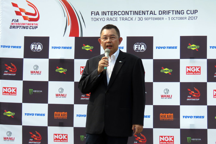 FIAドリフトワーキンググループのプラサアト・アピプンヤ氏。FIAのジャン・トッド会長や、IDCに参加するドライバーからのビデオメッセージを紹介した。