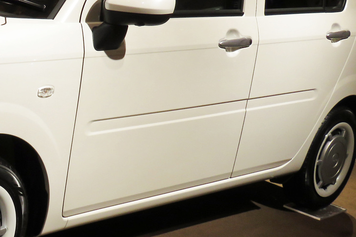 「ミラ トコット」のドアパネル中央に施された、バー状の凹み。
	明照寺：「なんだかブリキ缶みたいで、『エフォートレス』っていうクルマのコンセプトにも合致しないと思うんですよね」