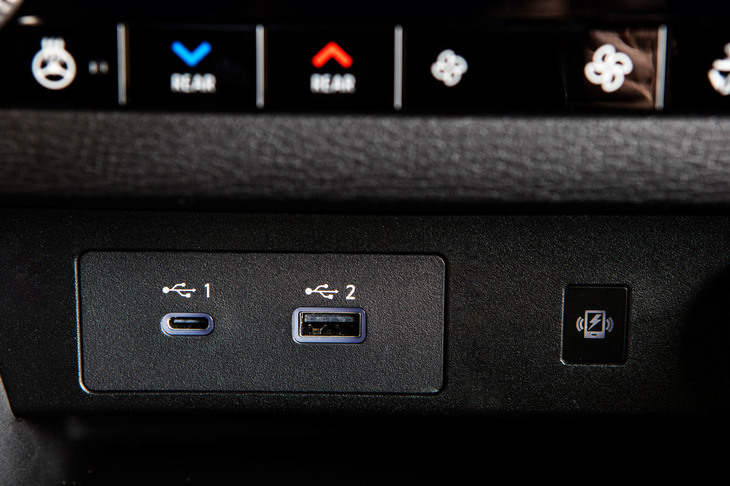 三菱アウトランダー（USBソケット）