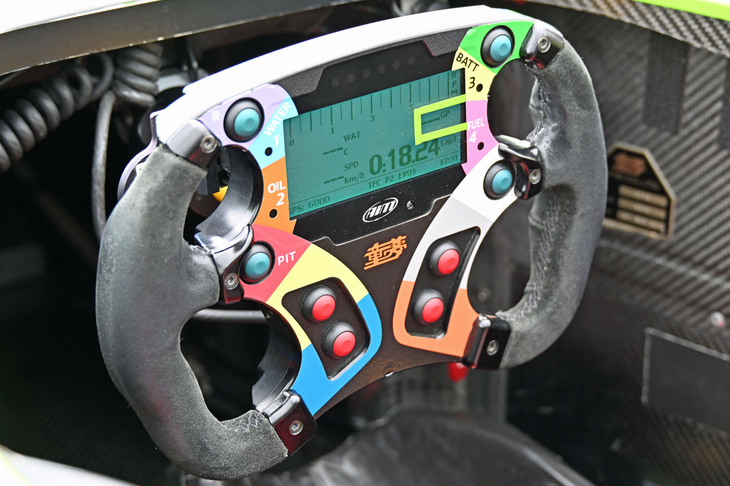 脱着式のステアリングホイール。たくさんボタンがあるが、この日に使ったのは裏側にあるパドルだけだった。