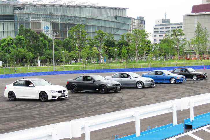 「ドライビング・エリア」では、歴代「BMW M3」によるデモンストレーションランも行われた。