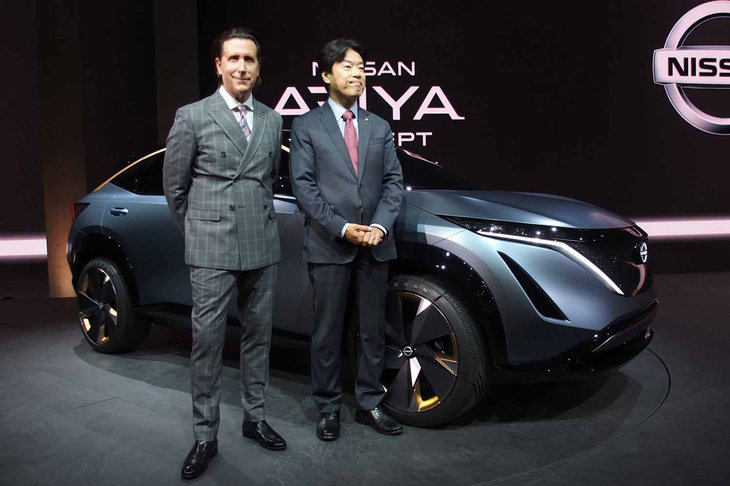 両モデルのデザインを指揮した同社専務執行役員グローバルデザイン担当アルフォンソ・アルバイサ氏（左）と中畔邦雄氏（右）。