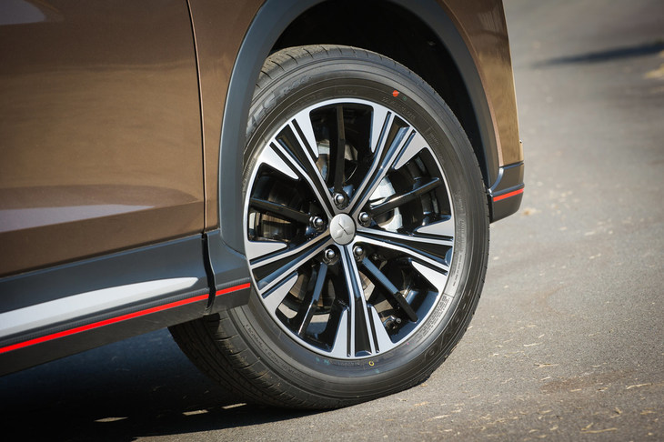 タイヤサイズは「M」が215/70R16で、「G」「Gプラスパッケージ」が225/55R18。テスト車にはトーヨーの「プロクセスR44」が装着されていた。