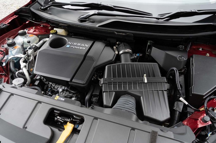 可変圧縮比機構を備えた1.5リッター3気筒ターボを発電専用に使う。エンジン単体では最高出力144PSと最大トルク250N・mを発生する。