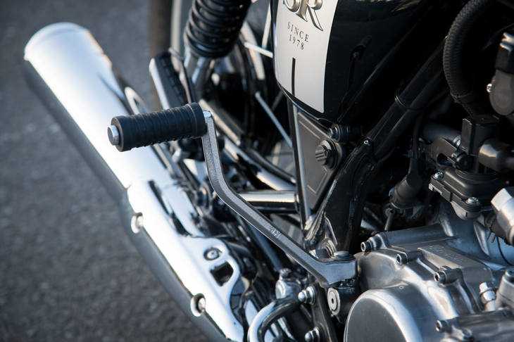 車体の右側には、ライダーが足を使ってエンジンを始動（キックスタート）するためのペダルが備わる。