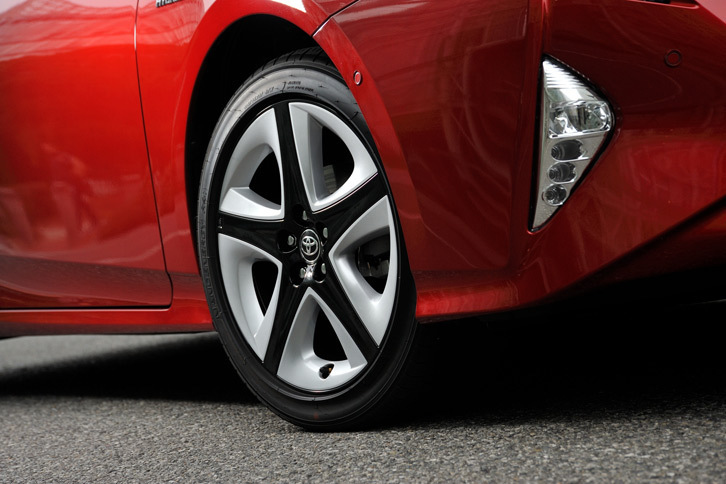 各グレードの“ツーリングセレクション”に装備される樹脂装飾パーツ付きの17インチアルミホイール。17インチタイヤ装着車のタイヤの指定空気圧は、フロントが220kPa、リアが210kPaとなっている。