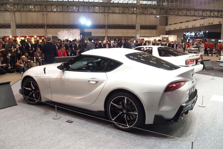 プレスカンファレンスは、新旧2台の「スープラ」の前で行われた。