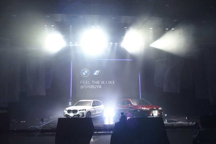 ステージ上でアンベールされたBMWの新型電気自動車「iX」（右）と、「X3」をベースとした電気自動車「iX3」（左）。