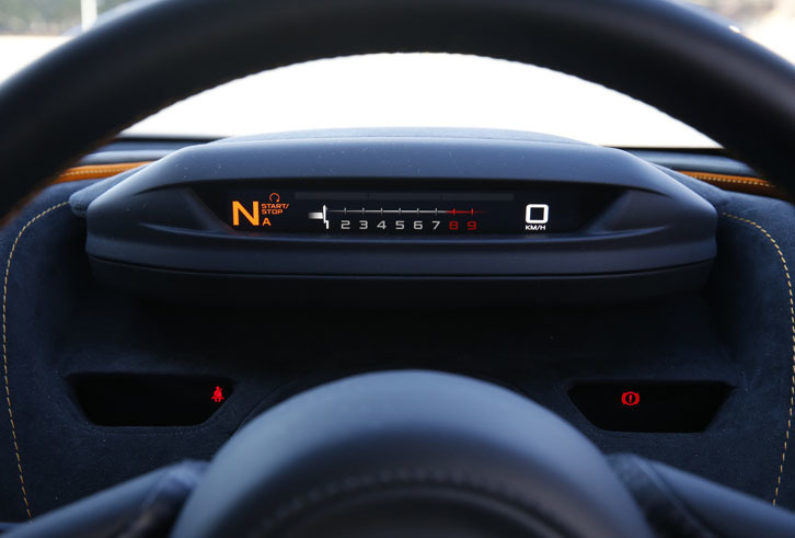 メータークラスターは、スイッチひとつで手前側に折りたたむことができる。この「スリムディスプレイモード」では、最低限の情報だけが表示されるようになる。