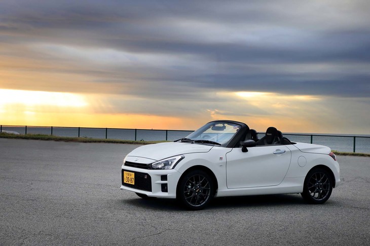 トヨタとダイハツが共同で手がけた「コペンGRスポーツ」。トヨタ版とダイハツ版がそれぞれ販売されるが、見た目の違いは全くなく、車検証を頼りにしないと判別できない。