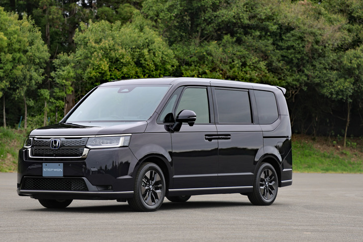 「スパーダ」は各部の空力パーツに加えて、厚みのあるフロントグリルが特徴。専用色として「トワイライトミストブラック・パール」（写真）と「ミッドナイトブルービーム・メタリック」が用意される。