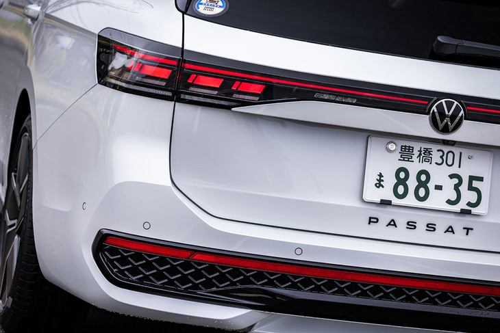 1.5リッター直4ガソリン「eTSI」と2リッター直4ディーゼル「TDI」、1.5リッター直4にプラグインハイブリッド機構を組み合わせた「eHybrid」の3種類がラインナップされるパワートレインのうち、今回はTDI搭載モデル「パサートTDI 4MOTION Rライン」に試乗した。