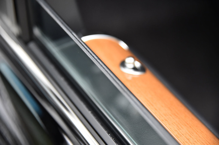 ドアガラスは防音性に優れる二重ガラスになっている。ドアスピーカーから特定の制御音を出すことでエンジンのこもり音を打ち消す「アクティブノイズコントロール」も搭載される。