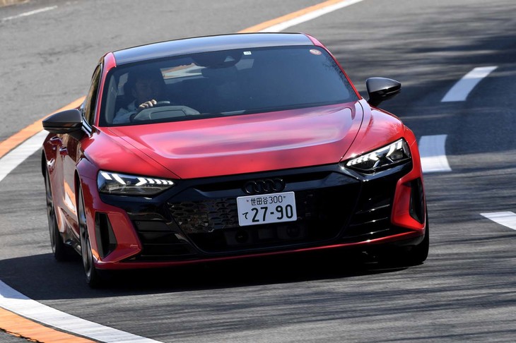 【アウディRS e-tron GTのスペック】
	ボディーサイズ：全長×全幅×全高＝4990×1965×1395mm／ホイールベース：2900mm／車重：2290kg／駆動方式：4WD／フロントモーター：永久磁石同期式電動モーター／リアモーター：永久磁石同期式電動モーター／フロントモーター最高出力：238PS（175kW）／フロントモーター最大トルク：--N・m（--kgf・m）／リアモーター最高出力：455PS（335kW）／リアモーター最大トルク：--N・m（--kgf・m）／システム最高出力：646PS（475kW）／システム最大トルク：830N・m（84.6kgf・m）／タイヤ：（前）265/35R21 101Y XL／（後）305/30R21 104Y XL（グッドイヤー・イーグルF1アシメトリック5）／交流電力量消費率：200Wh/km（WLTCモード）／一充電走行距離：534km（WLTCモード）／価格：1799万円
	
	【取材時の燃費データ】
	テスト距離：256.9km（市街地1：高速道路7：山岳路2）／消費電力量：64.2kWh／参考電力消費率：4km/kWh