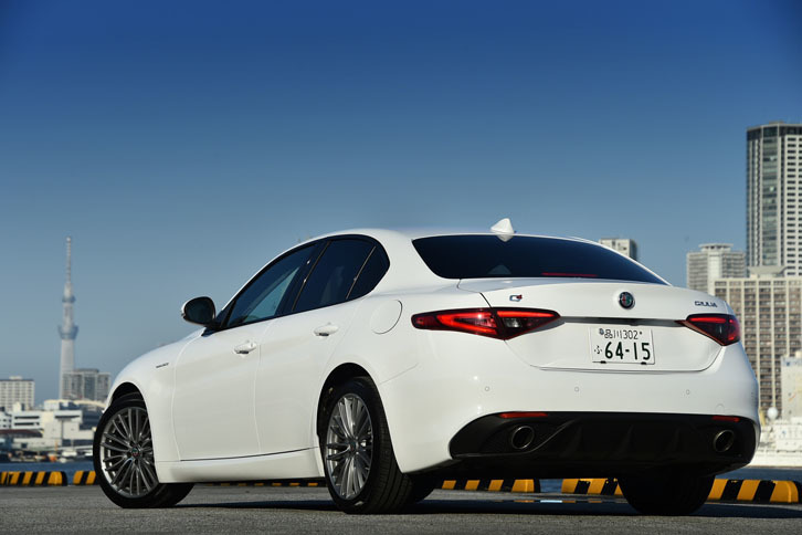 「ヴェローチェ」のリアビュー。ツインエキゾーストパイプが後ろ姿をスポーティーに演出する。