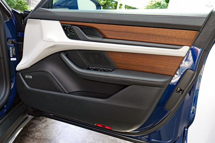 ポルシェ・タイカン4クロスツーリスモ（フロントドアトリム）