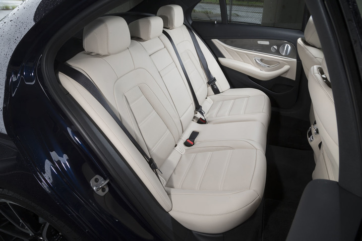 後席（写真）には、標準でシートヒーターが備わる。