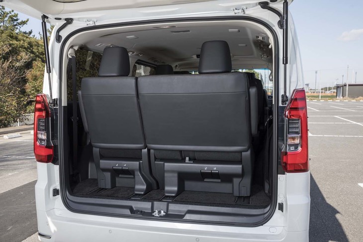 4列目シートを一番後ろに下げた時のラゲッジスペースは写真の通り。