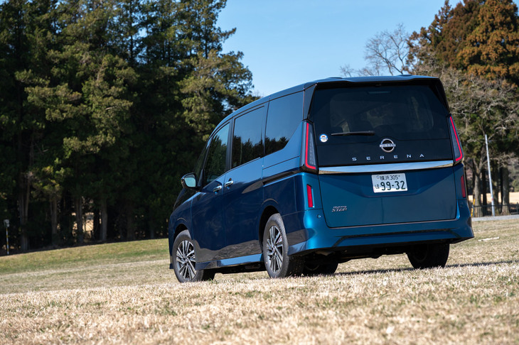 ライバルにはない、実用性や利便性を高める機能・装備が多数採用された「日産セレナ」。徹底的に安定方向に振った走行特性とも相まって、指名買いするファンが多いのもうなずけるクルマだった。