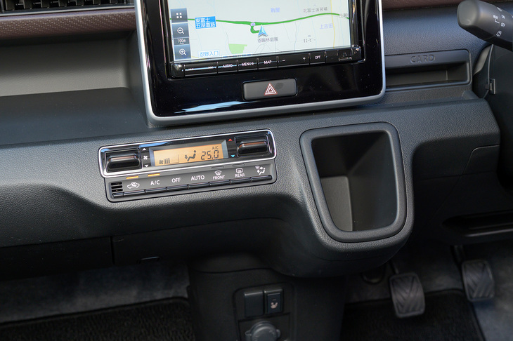 CVT車のシフトセレクターがある部分は収納スペースに置き換えられている。斜めなのでカップは置けない。