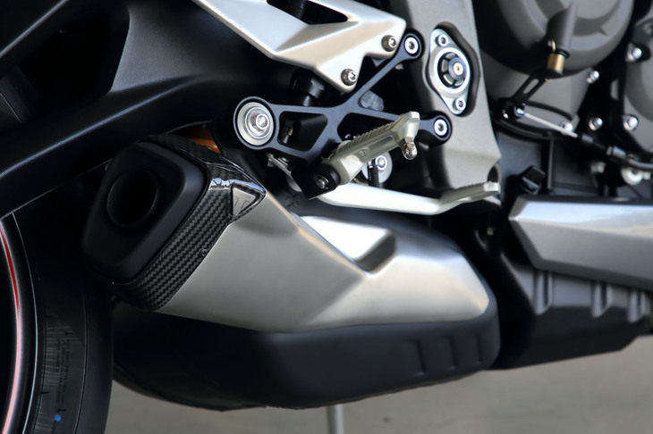 先端部にカーボンの装飾が施されたマフラー。