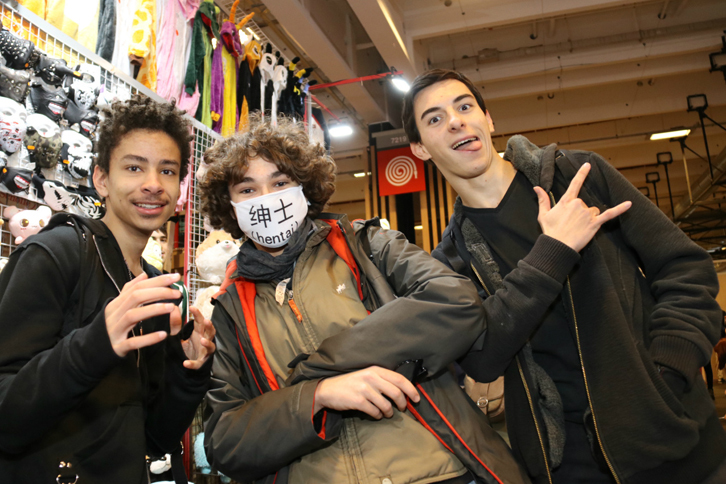 “変態紳士マスク”を購入した若者と、その仲間たち。