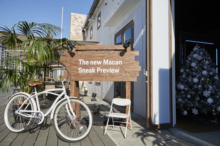 最新型「ポルシェ・マカン」の発表会場。