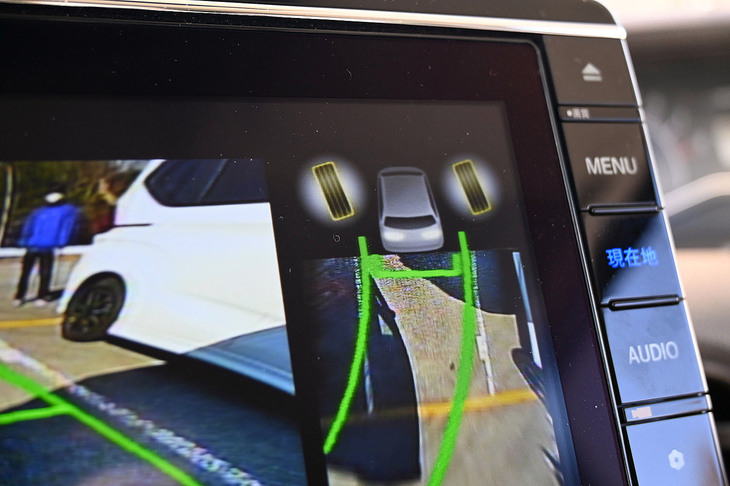 「後退駐車サポート機能」は、前輪のタイヤの向きと、進行予定のクルマのラインを色のついた線で表示。バックカメラが認識した駐車枠に問題なく入れそうな場合は、ラインの色は緑になる。