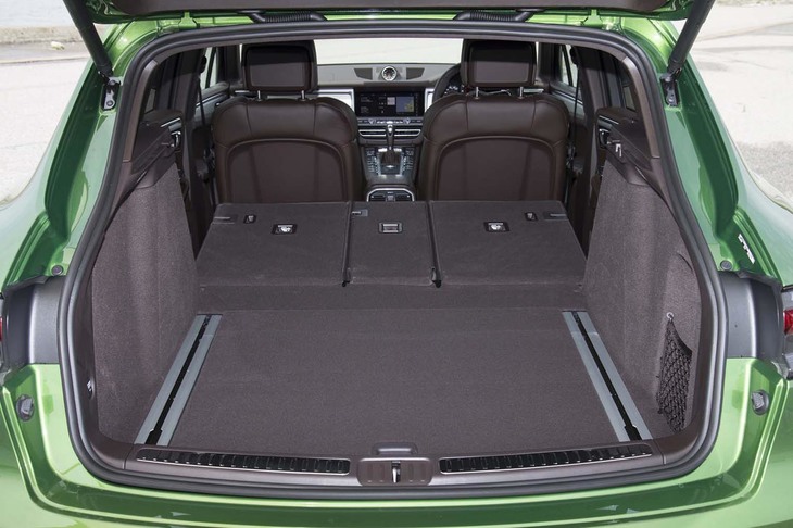 40：20：40分割可倒式の後席をたたみ、積載スペースを最大化した状態の荷室。スクエアな空間が広がる。