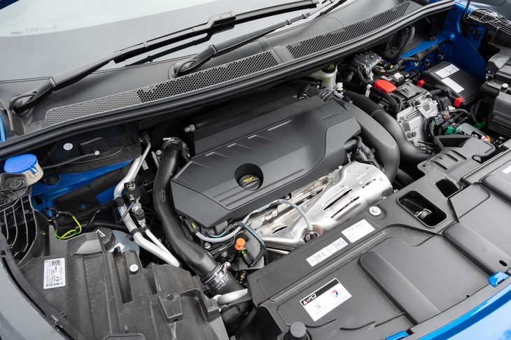 フロントには1.6リッターターボエンジンとモーターを搭載。モーターはエンジンと変速機との間にレイアウトされている。