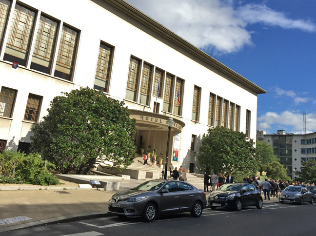 10月1日土曜日、パリ郊外ブローニュ・ビヤンクールの市庁舎で。これから結婚式が行われるもよう。ルノーの企業城下町で同ブランドばかり並んでいるところからして、ルノーの従業員家族か。